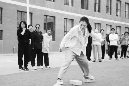 <br>          税务干部各显身手奋勇争先 图片由陵川县税务局提供<br><br>        