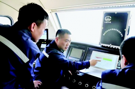 <br>          王渊（中）同团队成员研讨改进重载列车动力学监测装置 图片由受访者提供<br><br>        