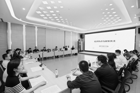           “助推新质生产力发展，为中国式现代化挺膺担当”青联大讲堂专题活动举行本报记者 王钰钦 摄        