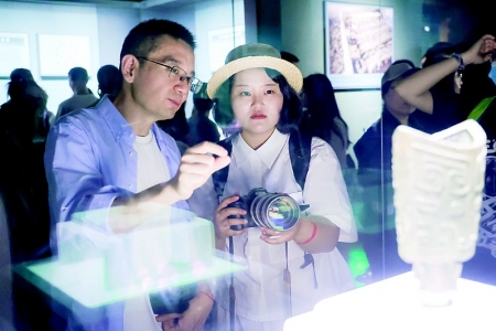 <br>          观众在讲师的带领下，用佳能相机捕捉青铜器上复杂细腻的花纹。<br><br>        