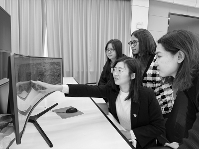 <br>          认真分析每一景遥感影像 图片由受访者提供<br><br>        