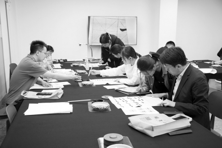 <br>          青年学习书法 图片由团太原市委提供<br><br>        