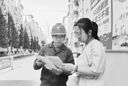 <br>          青年供电人用爱服务，护航居民用电安全。 图片由泽州县供电公司提供<br><br>        