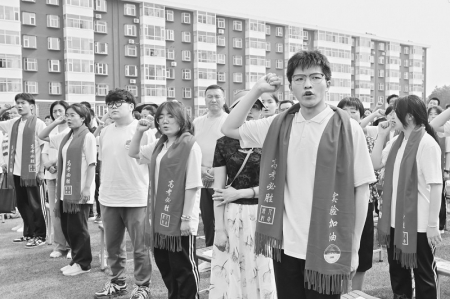           学子举起右拳庄严宣誓，以壮志之激情创造崭新未来。 图片由忻州实验中学提供        