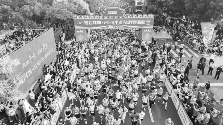 <br>          跑者共享体育盛宴，遇见美好平遥。 图片由王疆华提供<br><br>        