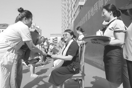 <br>          现场举行中医药师承教育基地拜师仪式 图片由太原市小店区融媒体中心提供<br><br>        