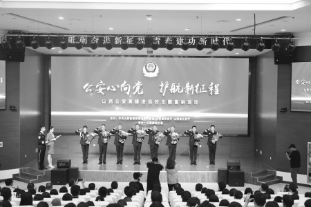 <br>          公安英模的真情讲述，为12所高校约500名师生代表上了一堂生动的思政课。<br><br>        