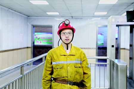 <br>          高阳是目前通风工区最年轻的队长 本报记者 孟存田 摄<br><br>        