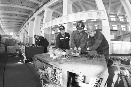 <br>          狠抓实操培训，锻造煤海强兵。 本报记者 孟存田 摄<br><br>        