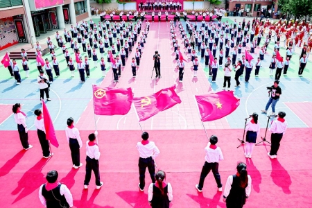 <br>          山西省少年儿童庆“六一”暨“红领巾爱祖国”主题示范性队日活动现场 本报记者 胡远嘉 摄<br><br>        