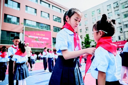 <br>          老队员为新队员佩戴红领巾<br><br>        