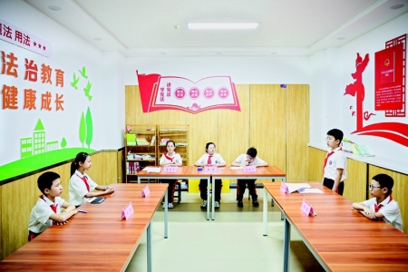 <br>          “模拟法庭”普及法律知识<br><br>        