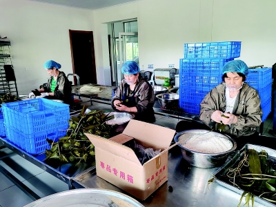 <br>          工作人员赶制晋源米粽 图片由通讯员提供<br><br>        