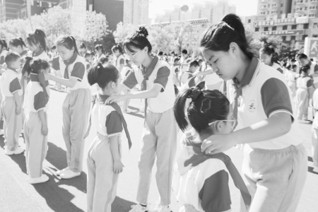 <br>          光荣加入少先队 本报记者 陈晓平 摄<br><br>        