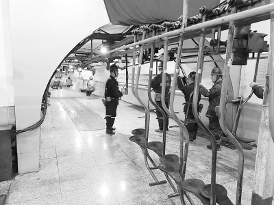 <br>          “猴车”的平稳运行至关重要 本报记者 孟存田 摄<br><br>        