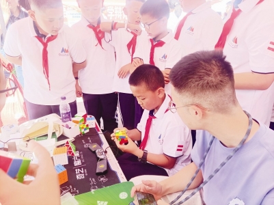 <br>          少先队员走进中北大学开展科技研学实践<br><br>        