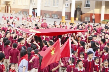 <br>          “红色传递”环节让少年儿童有形化感知党、团、队一脉相承的血脉关系。<br><br>        