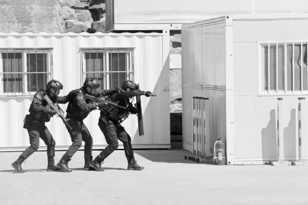 <br>          锻炼过硬本领，淬炼优良作风。<br><br>        