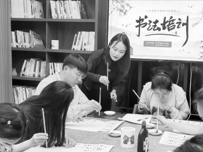 <br>          老师讲解握笔技巧 图片由团沁水县委提供<br><br>        