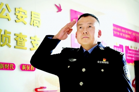 <br>          经常熬夜与高智商犯罪分子斗智斗勇 图片由受访者提供<br><br>        