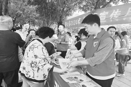           发放宣传资料 图片由团稷山县委提供        