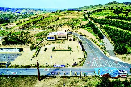               黄河一号旅游公路与长城一号旅游公路在此交汇        