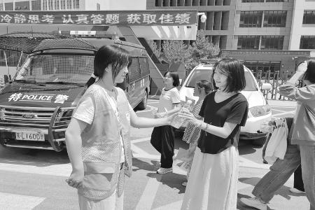           志愿服务队考点前开展贴心服务，助力考生实现青春梦想。 图片由团大宁县委提供        