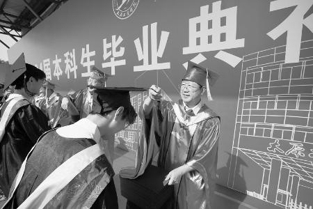           拨穗正冠 图片由太原工业学院提供        