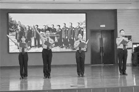           民警们用诗歌讴歌祖国的壮美山河和繁荣富强 图片由永济董村强制隔离戒毒所提供        