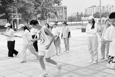           趣味运动会展现青春活力 图片由团河津市委提供        