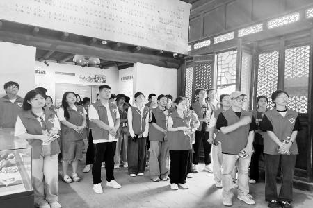           大学生了解家乡文化 图片由团稷山县委提供        