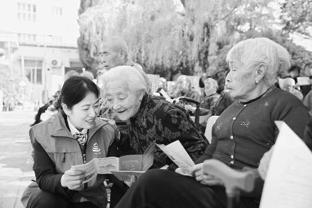           暖心金融守护最美“夕阳红” 通讯员 张铮 摄        