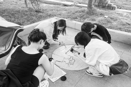           以井盖为“画布”，绘出“清廉”画作 图片由团蒲县县委提供        