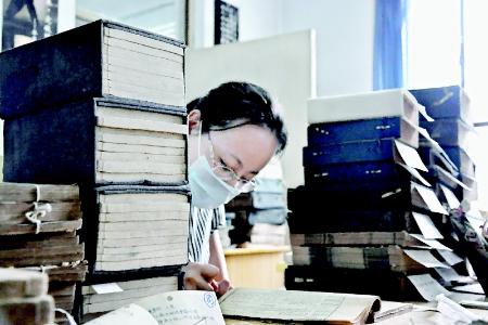           工作人员进行古籍普查、编目 图片由山西省图书馆提供        