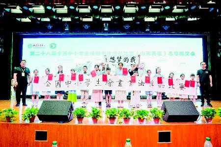           评审专家与获奖学生代表共创书法作品 本组图片均由活动主办方提供        