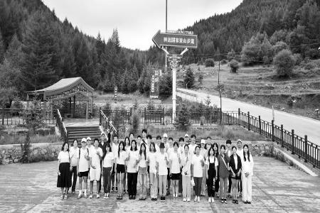           山西青年电商直播助农团成员把目光投向广袤乡村、把脚步踏在绿色田野。 图片由团省委青年发展部提供        