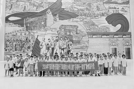           在桐峪1941博物馆重温革命岁月 本版图片均由山西共青团融媒体中心提供        