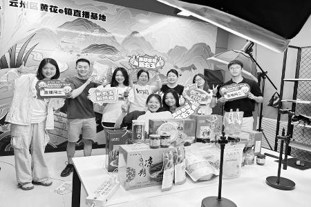           实践团成员线上直播 图片由团大同市云州区委提供        