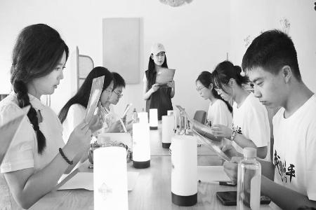           青年们围绕剧情推理完成任务 图片由团高平市委提供        