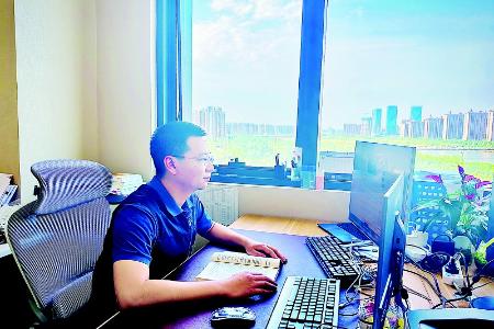           在拼搏的路上，他从来没有停止过。 图片由受访者提供        