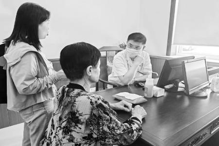           张怀翔累计问诊数万名患者 本报记者 刘琴 摄        
