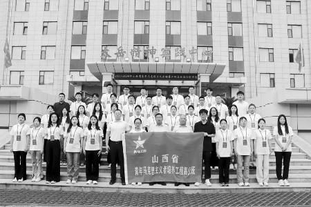          “青马工程”培训形式多样，内容丰富，全方面加强了对大学生骨干的理论武装和实践培养。        