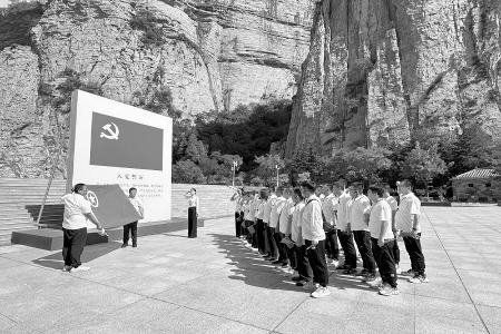           庄严宣誓字字铿锵，句句有力。 本报记者 刘琴 摄        