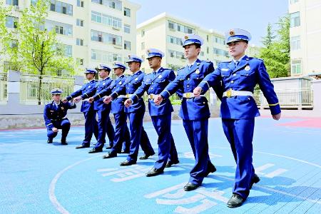           忠诚当好党和人民的“守护人”        