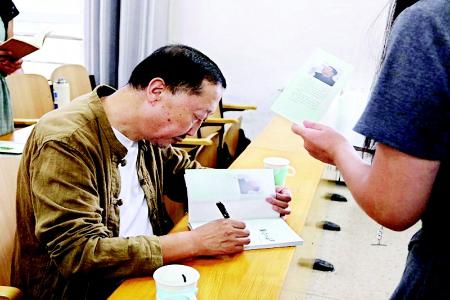           高凯签名赠书 图片由主办方提供        