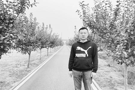           任明坤始终保持对工作的热爱以及敬业精神 本报记者 孟存田 摄        