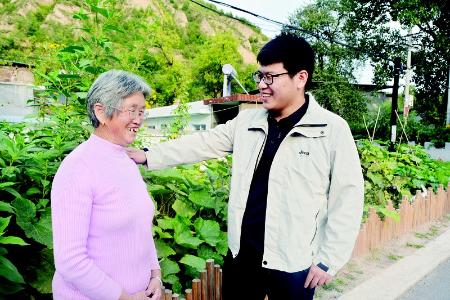           以真心换真心，换取村民信任。 通讯员 张丽荣 摄        