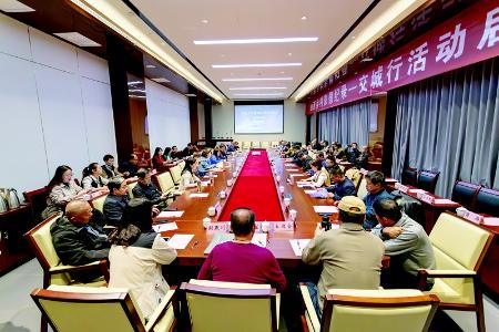           采风团成员交流分享精美作品和拍摄心得 图片由交城县文联、交城县摄影家协会提供        