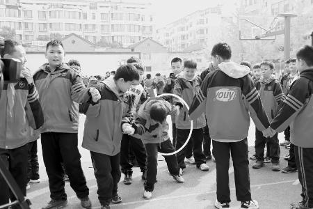           学生们通过参与游戏提升心理素质 本报记者 刘琴 摄        
