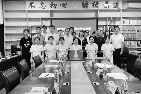           以炽热的青春与时代脉搏同频共振，让青春之花在乡村振兴一线绚丽绽放。本版图片均由山西中医药大学提供        